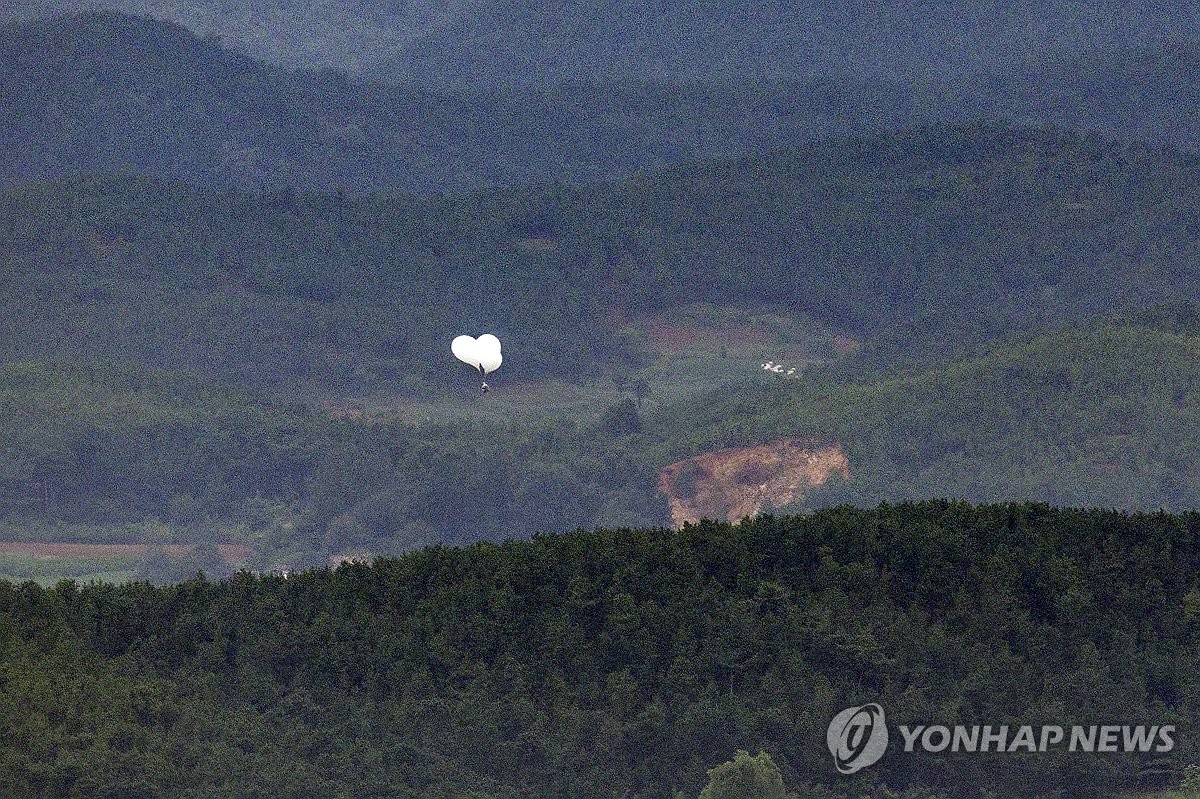 北 '쓰레기 풍선' 낙하 우려로 잠실야구장 군·경·소방 출동