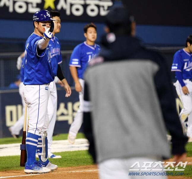 '친구야, 축하해' 롯데 입단 동기도 손하트 척~ 세월도 막지 못한 1985년생 대기록 동시달성[잠실현장]