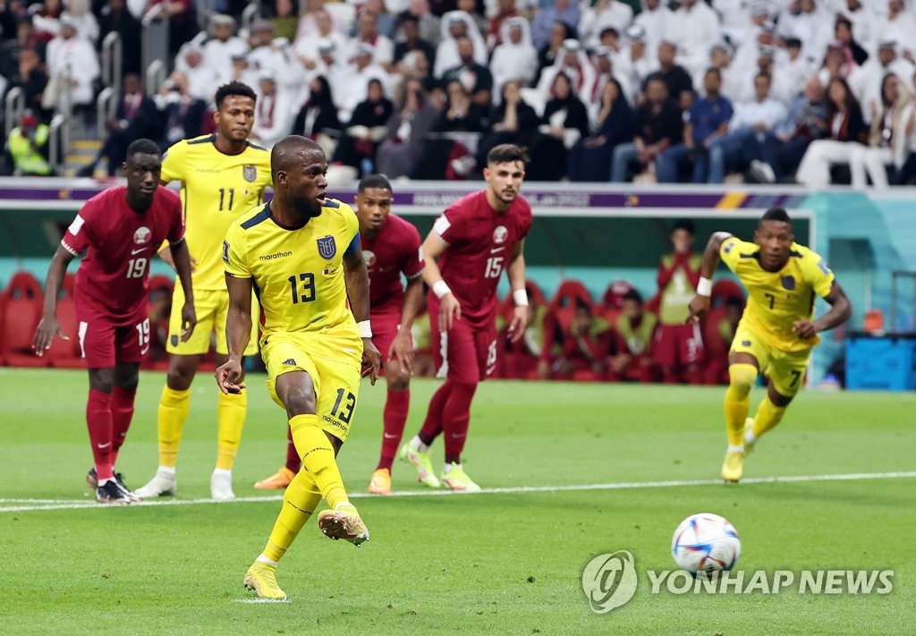 [월드컵] 킥오프 3분 만에 잡아냈다…첫선 보인 '반자동 오프사이드'