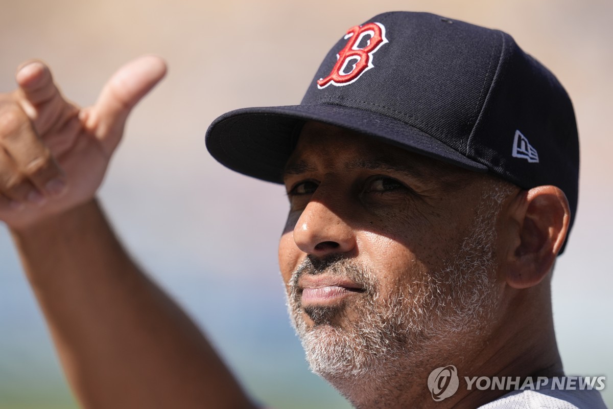 MLB 보스턴, 코라 감독과 3년 연장 계약…총액 302억원