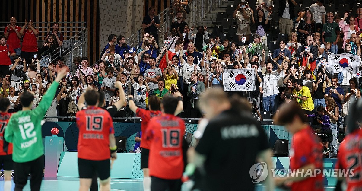 [올림픽] 핸드볼 경기장에 번갈아 울려퍼진 '대∼한민국'과 '코리아' 응원