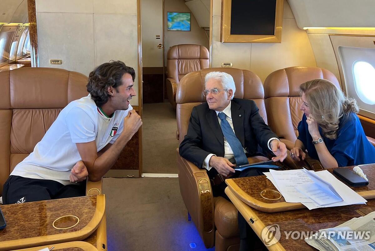 [올림픽] '우상혁 맞수' 탬베리, 이탈리아 대통령과 전용기타고 파리 도착
