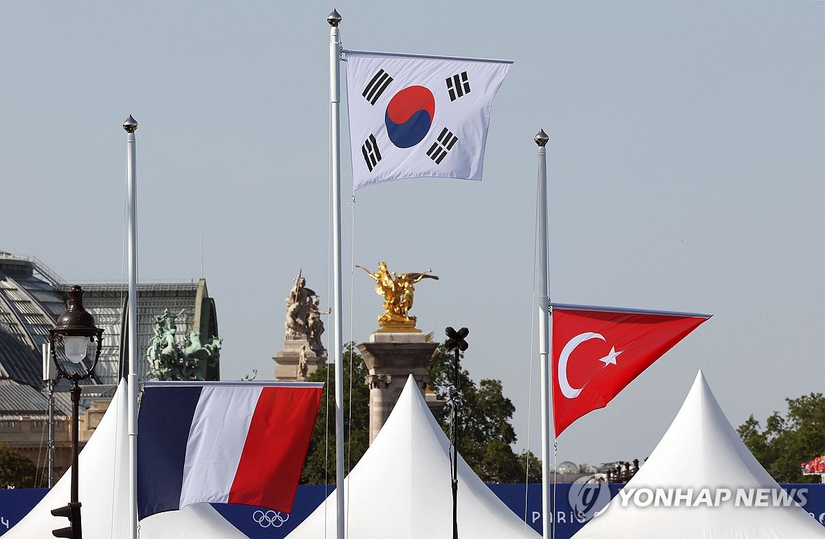 [올림픽] 조직위 더위 먹었나…은메달 프랑스 국기 가장 밑에 게양