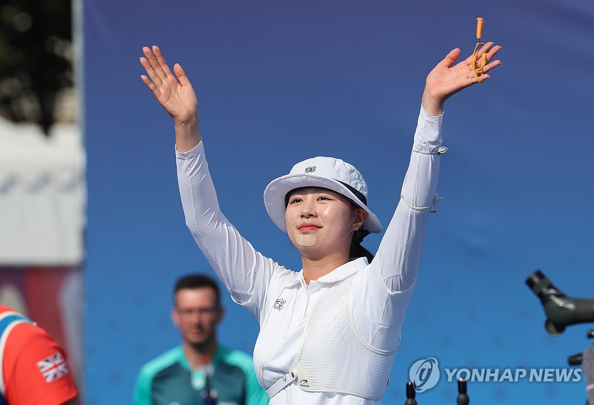 [1보] 한국 양궁, 여자 개인전 은메달 확보…전훈영-임시현 4강 맞대결