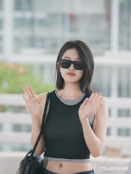 공항 안유진 출국