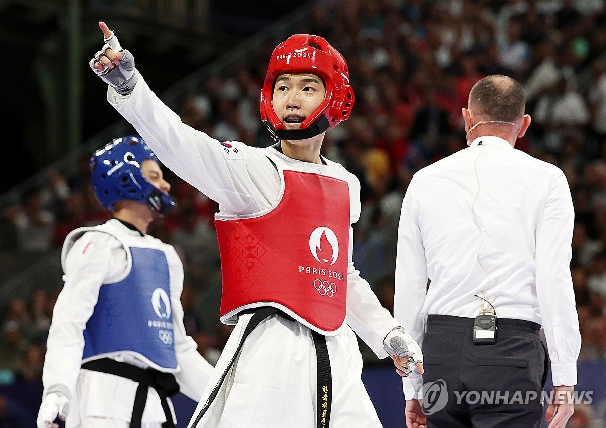 [1보] 태권도 박태준, 세계 1위 젠두비 꺾고 결승행…은메달 확보