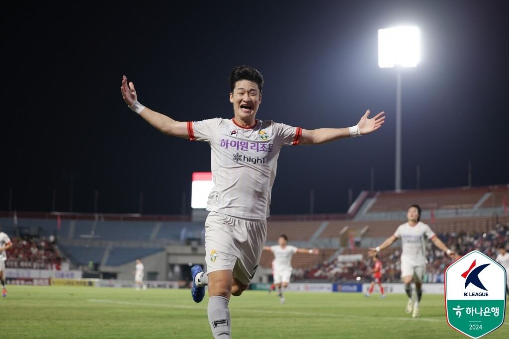 '이상헌 멀티골' 강원, 김천에 2-1 역전승…'3연승+선두 탈환'