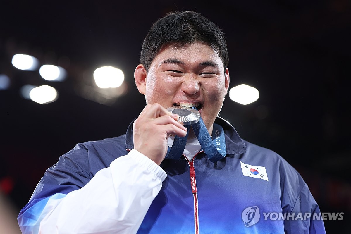 [올림픽] 불리한 신체조건 김민종, 체력·작전·멘털 3박자로 은빛 메치기