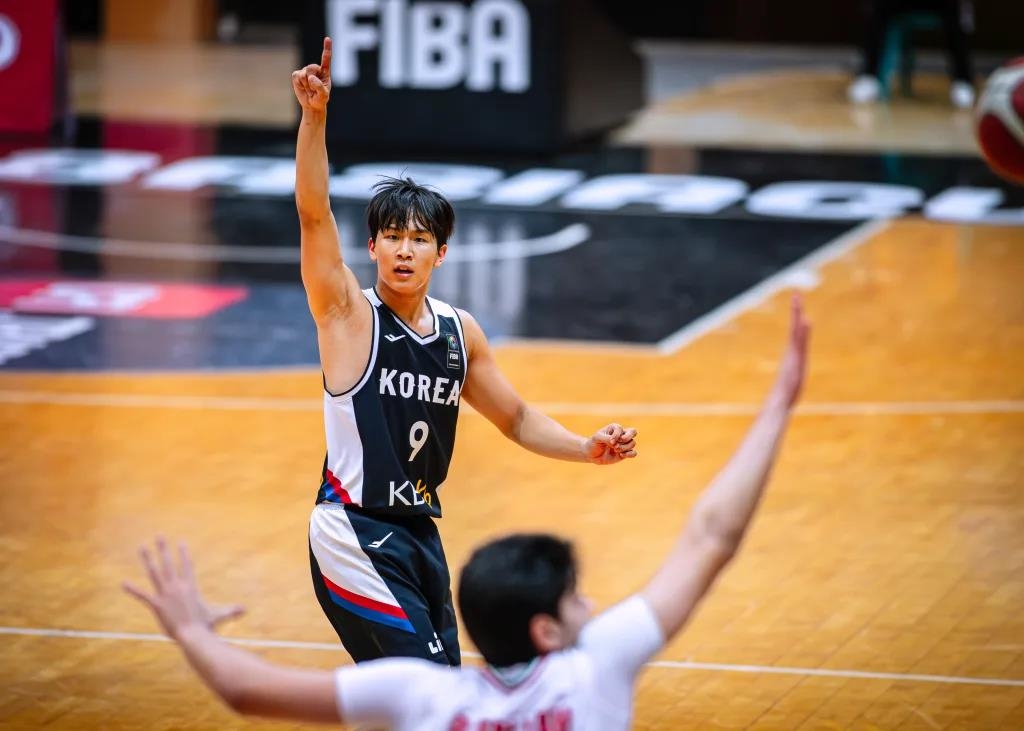 한국, 이란 완파하고 U-18 아시아컵 농구 8강 진출