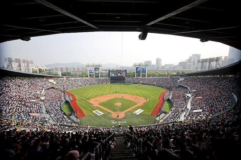 프로야구 LG, 잠실구장서 최초로 관중 130만 돌파