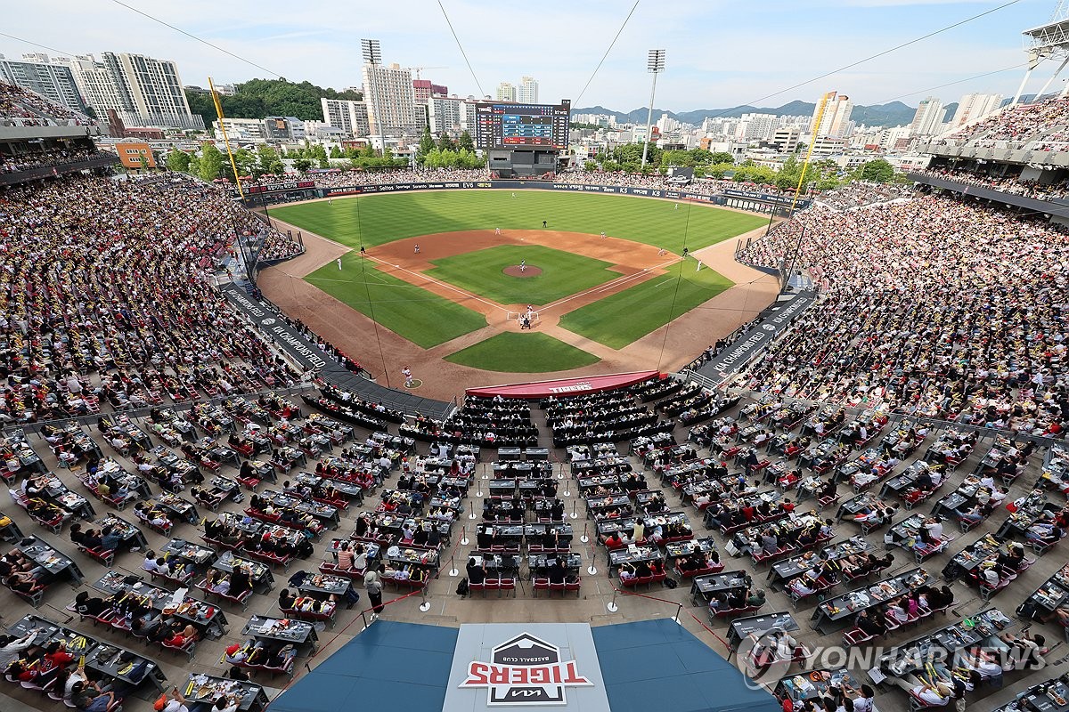 '삐끼삐끼' KIA 최다 매진·관중 신기록…성적·흥행 다 잡았다