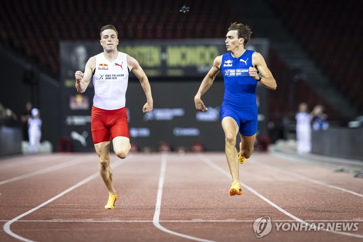 '장대' 듀플랜티스, '허들' 바르홀름과 100ｍ 자존심 대결 승리