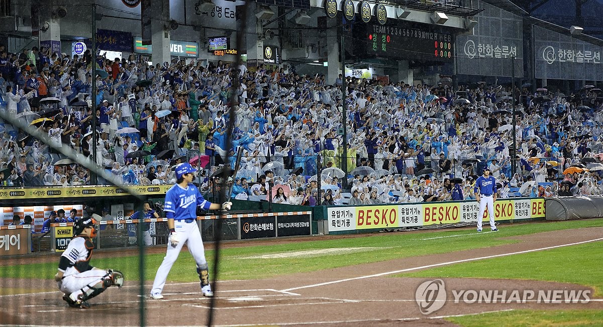 야구장은 워터밤 같은 놀이터…'천만 관중' 부른 숏폼·SNS