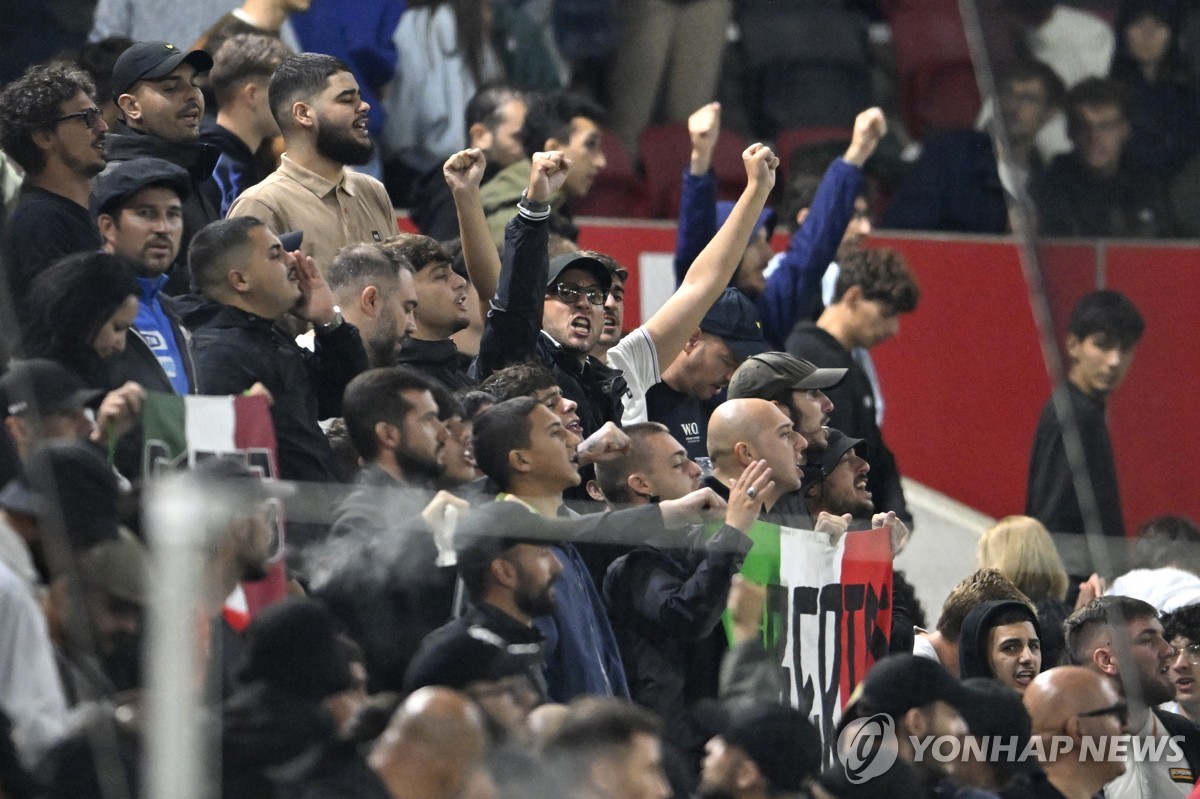 伊축구팬들, UEFA 경기서 이스라엘 국가 나오자 등 돌려