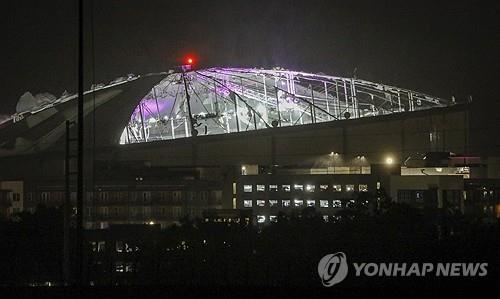 100마일 웃돈 허리케인에 MLB 탬파베이 돔구장 지붕 파손