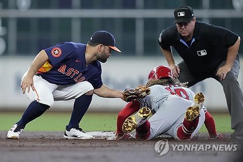 MLB 가을야구 심판, 건강 이상으로 긴급 교체