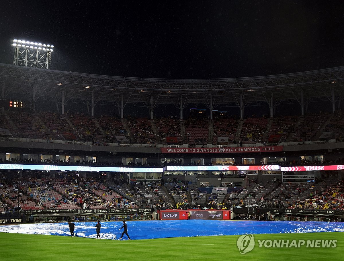 KIA-삼성 한국시리즈 1차전, 경기 전 내린 비로 지연