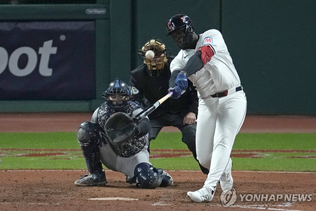 MLB 클리블랜드, ALCS서 극적인 끝내기 홈런으로 2패 후 첫 승