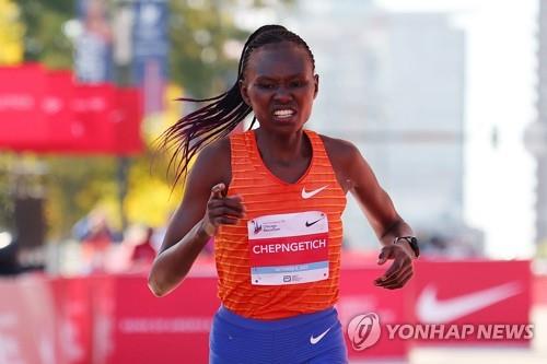 체픈게티, 여자마라톤 세계기록…마의 '2시간10분' 벽 첫 돌파