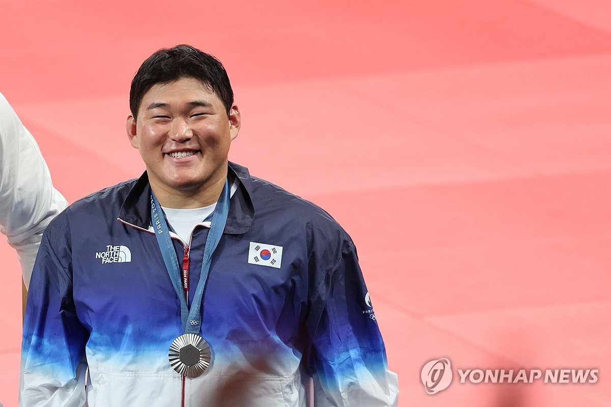 유도 김민종, 프로야구 PO 3차전 시구…애국가는 배우 정지소