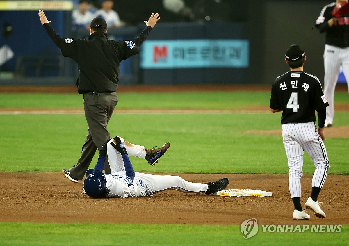 삼성 구자욱, PO 2차전서 왼쪽 무릎 부상…2회 이성규로 교체
