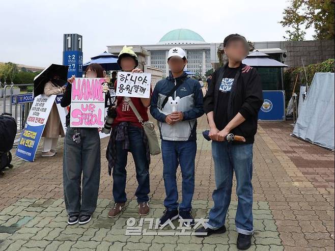 국회 앞에 모인 뉴진스 팬덤 버니즈 ㄷㄷㄷㄷㄷㄷㄷㄷㄷㄷㄷㄷㄷ