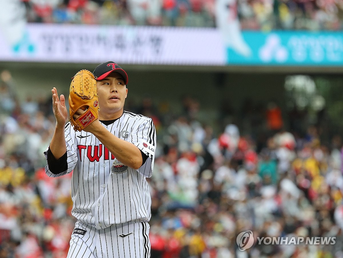 임찬규, 5⅓이닝 2실점 호투…LG, 준PO 2차전서 kt에 설욕