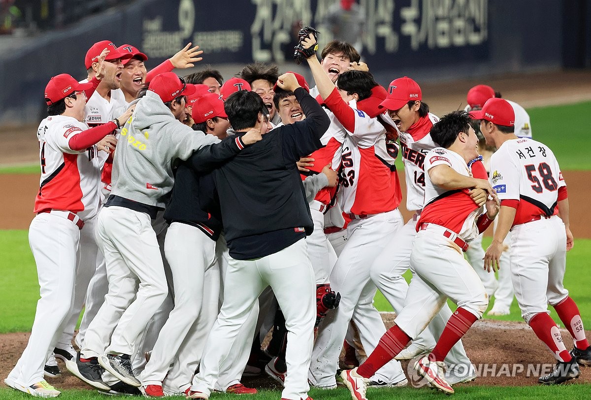 37년 만에 광주에서 만끽한 KS 우승…열광의 도가니 호랑이굴