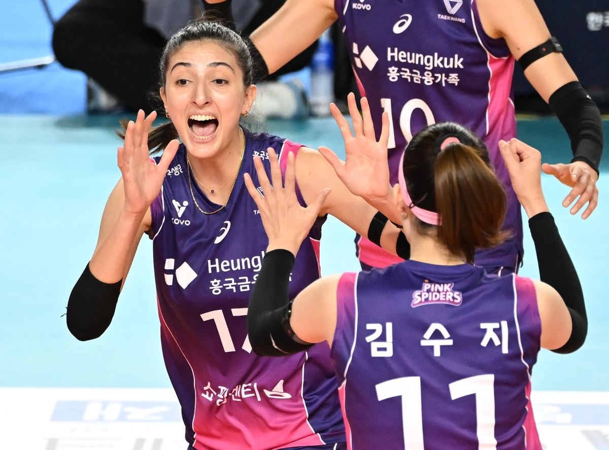 투트쿠·김연경 화력 앞세운 흥국생명, 5연승…도로공사는 5연패(종합)