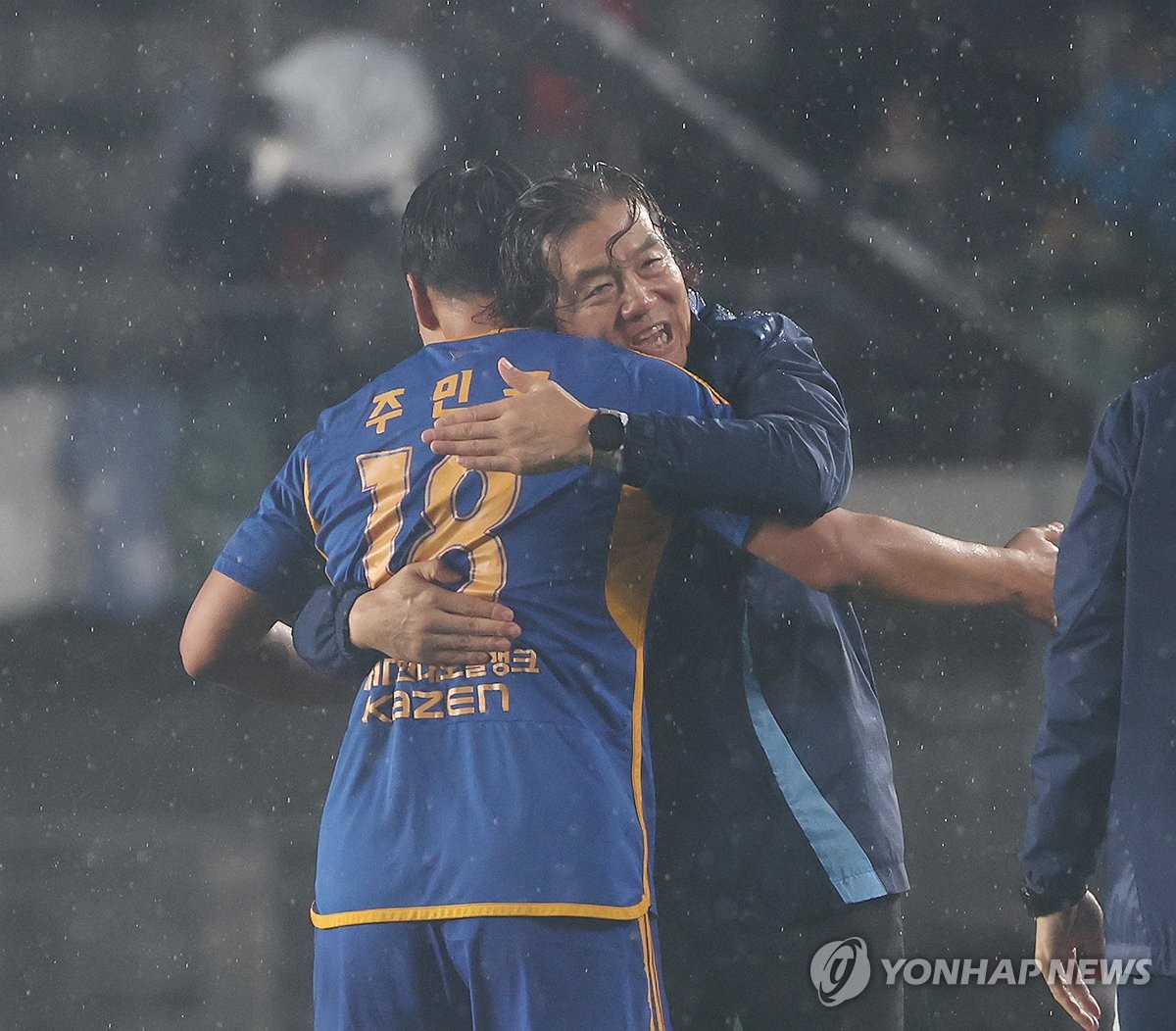 도장 깨기로 3연패 완성…김판곤 감독의 빛나는 '도전자 축구'
