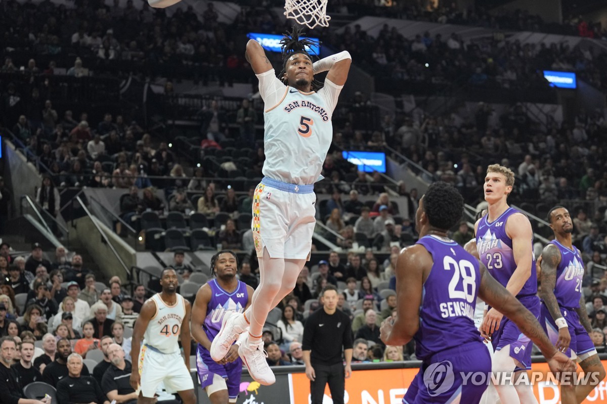 NBA 샌안토니오, 웸반야마 없이 2연승…신예 캐슬 승리 선봉