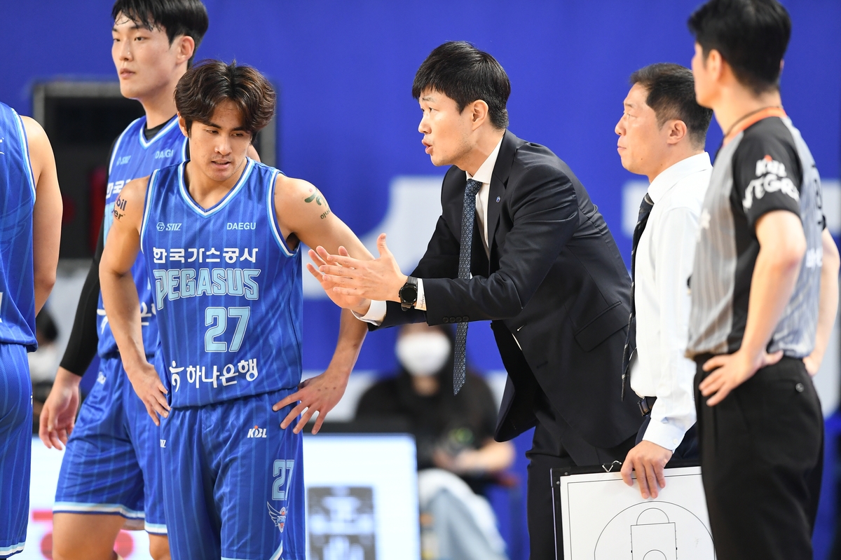 '니콜슨 25점' 한국가스공사, SK 꺾고 5연승…프로농구 선두로