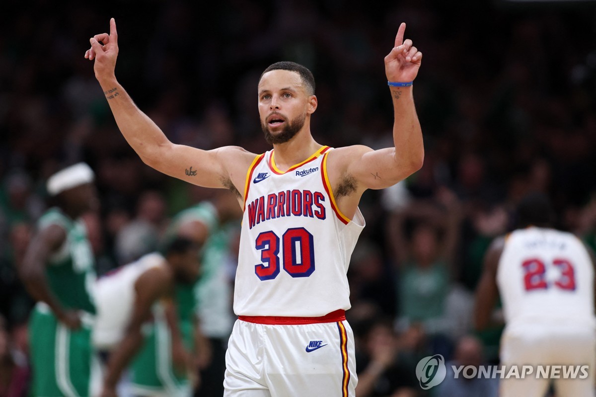 NBA 골든스테이트 뒤집기로 5연승…커리 '4쿼터에만 10점'