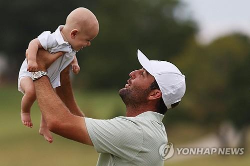 PGA 상금왕 셰플러, 30만㎞ 넘게 달린 고물차와 작별 PGA 상금왕 셰플러, 30만㎞ 넘게 달린 고물차와 작별