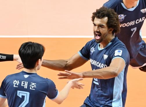 '아히 23점' 우리카드, 대한항공에 짜릿한 3-2 역전승