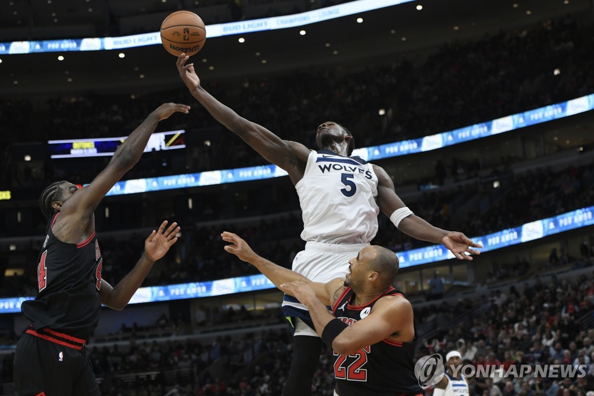 '에드워즈 33점' NBA 미네소타, 시카고에 낙승…랜들도 더블더블