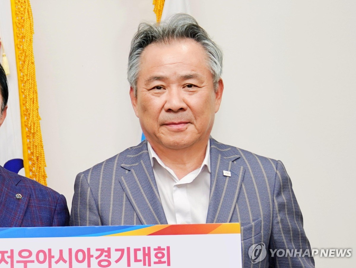 이기흥 대한체육회장, '직무정지' 계속…집행정지 신청 기각(종합)