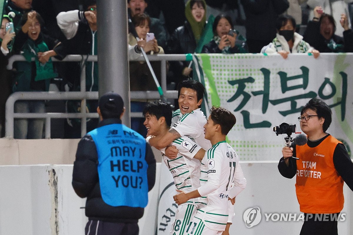'위기의 명가' 전북, 승강 PO 첫판서 이랜드 2-1 제압