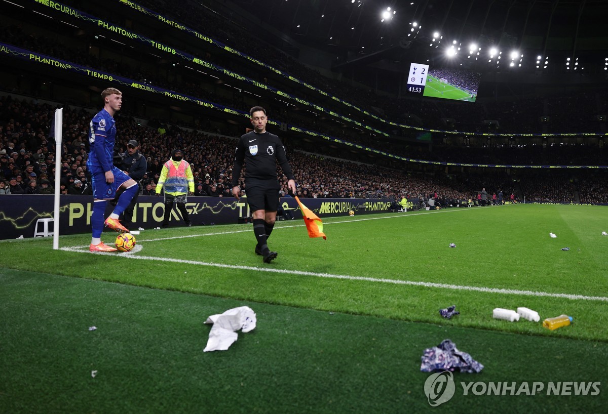 잉글랜드축구협회, 토트넘-첼시전 관중 '오물 투척' 조사