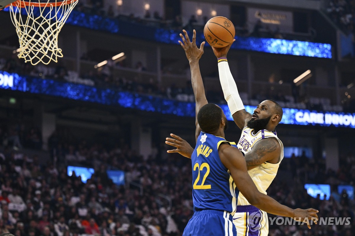 '19번째 성탄절' 제임스 31점…NBA 레이커스, 골든스테이트 격파