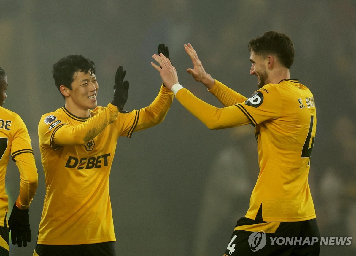 황희찬, 드디어 시즌 첫 골…맨유전서 2-0 승리에 쐐기
