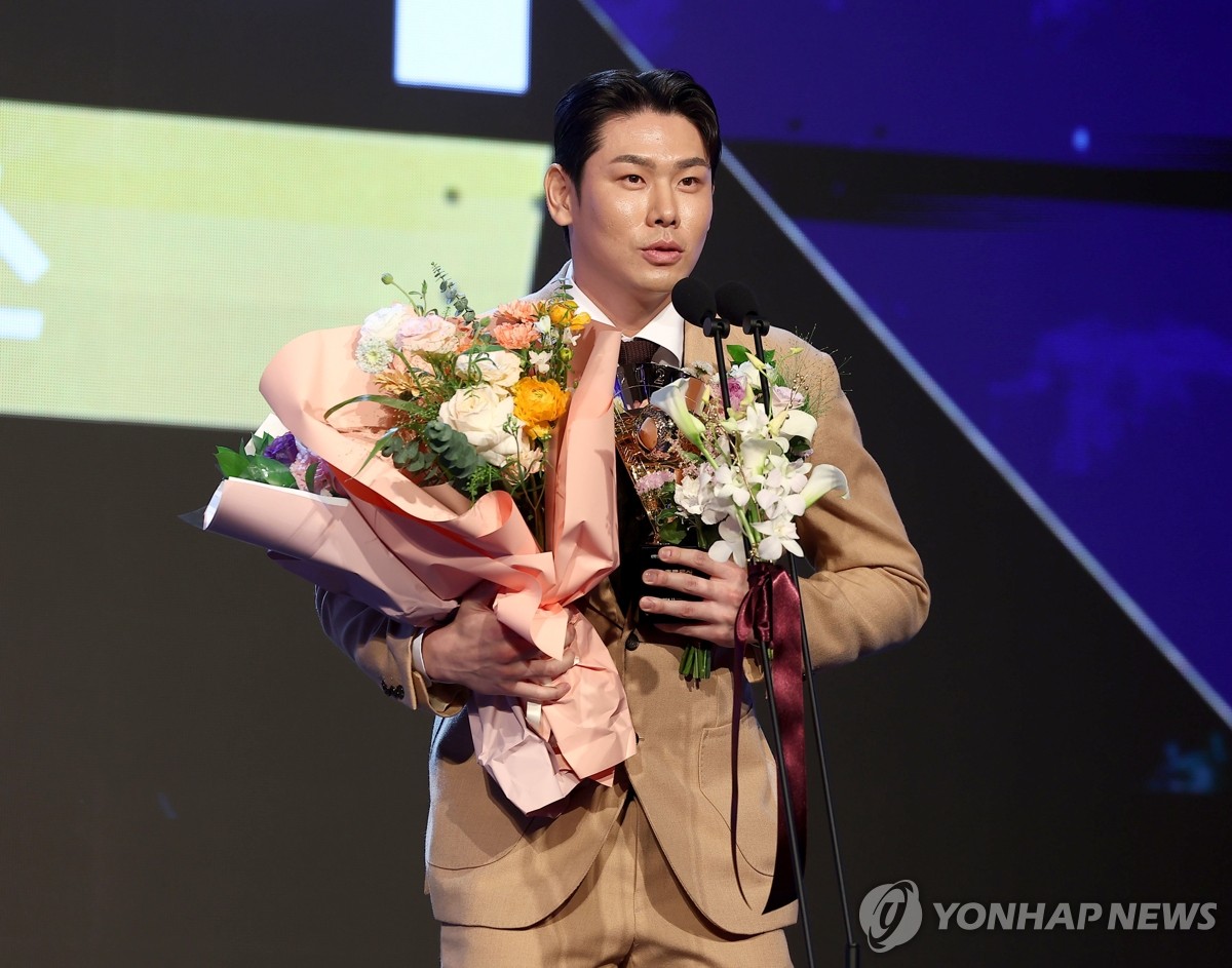 홍창기 6억5천·손주영 1억7천200…LG, 2025년 연봉 계약 완료