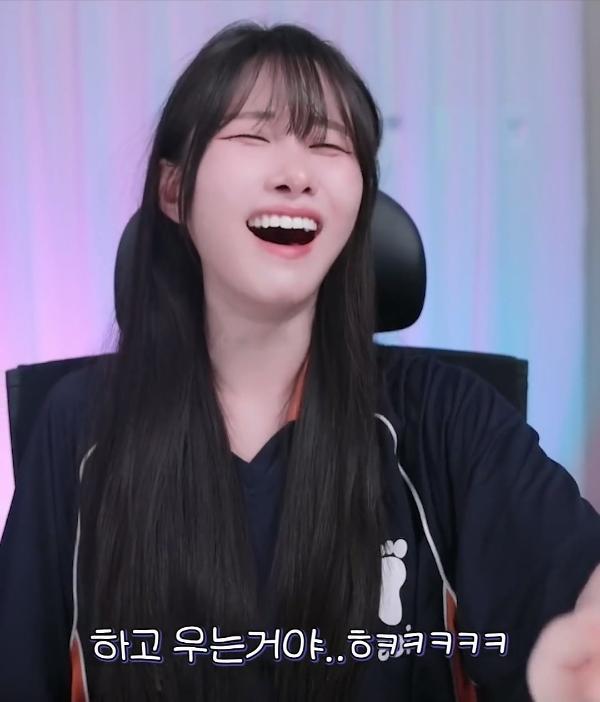 딸 얼굴을 부여잡고 하소연하는 아빠