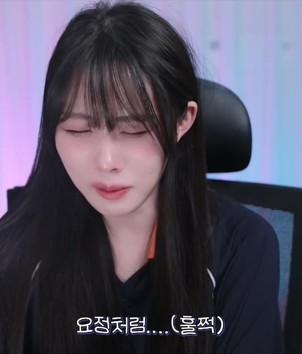 딸 얼굴을 부여잡고 하소연하는 아빠