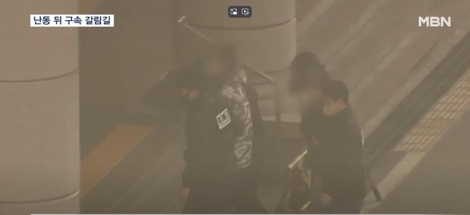 굴비마냥 포승줄에 줄줄이 끌려가는 폭도들