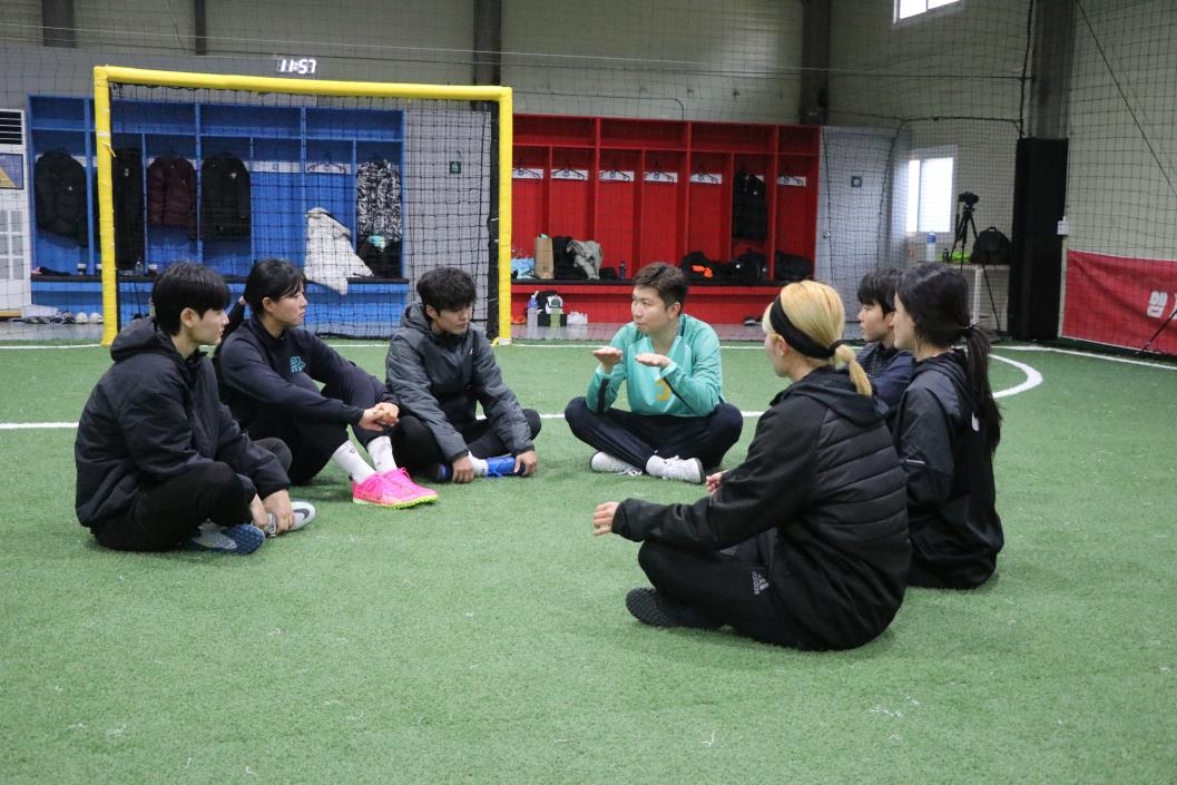 체육회장 후보 유승민, 지소연 등 여자축구 선수들과 소통
