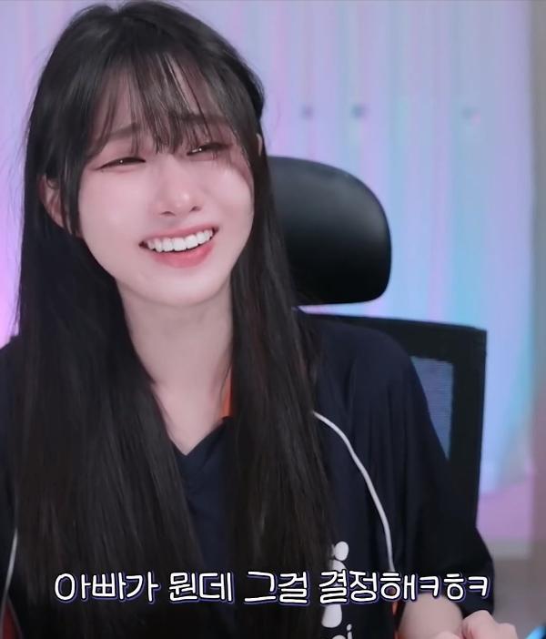 딸 얼굴을 부여잡고 하소연하는 아빠