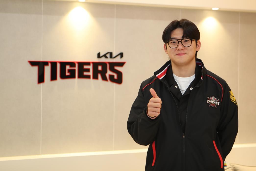 KIA 김도영, 이정후 넘어 4년 차 최고 연봉…5억원에 도장
