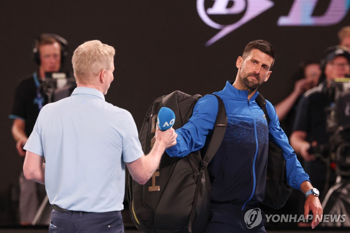 조코비치, 호주 방송사 부적절한 조롱에 코트 위 인터뷰 거부
