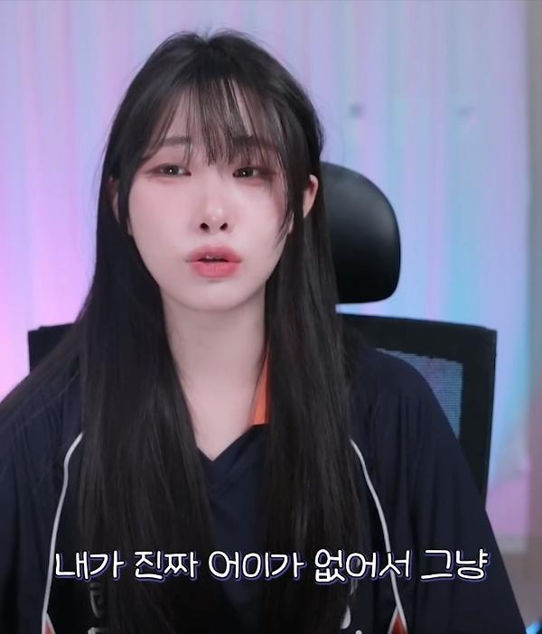 딸 얼굴을 부여잡고 하소연하는 아빠